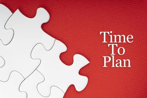 TIME TO PLAN text with jigsaw puzzle on red background. 库存照片