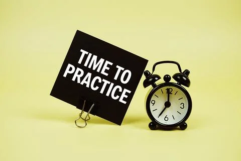 Time to Practice text message on paper card with alarm clcok on yellow back.. Foto stock