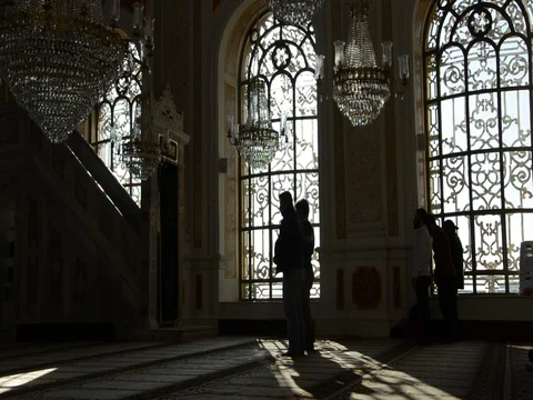 Time for prayer/Muslim men having his prayer in mosque. Vidéo 77112932