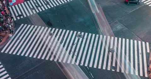 Time Remap Timelapse of crowd people pedestrians walking across zebra crosswalk Stock-Footage 186738941