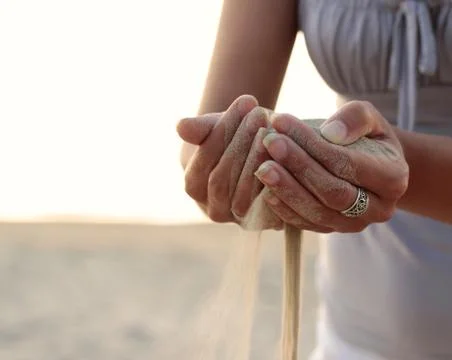 Time as the sand slips through your fingers. Foto stock