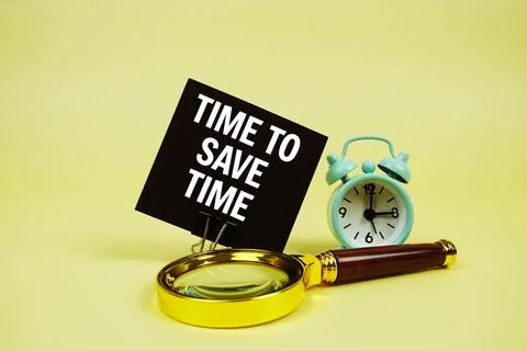 Time To Save Money text message on sticky note with magnifying glass and al.. Stockfoto's