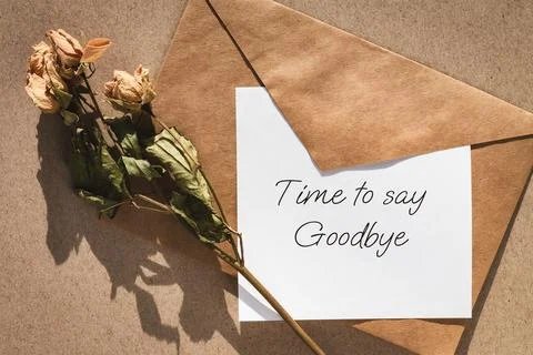 Time to say goodbye note, envelope and dry roses Stock-Fotos