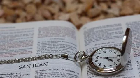 Time to scrutinize the scriptures 库存照片