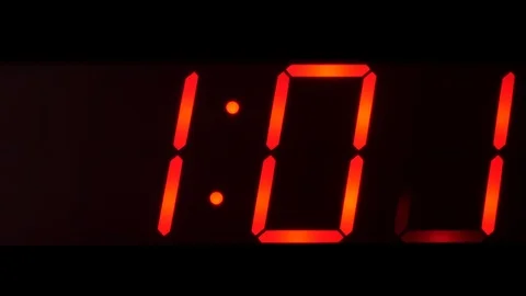 Time showing between 01:00 and 01:59 on big digital clock Vidéo 92353520