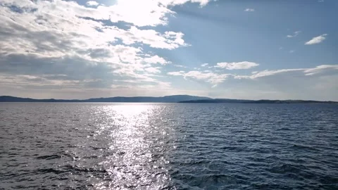 Time spent on the water under a bright sky and shining sun reflecting on the Vidéo 334702028