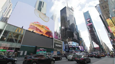 Time Square looking south on a beautiful day Vídeos de archivo 173330585