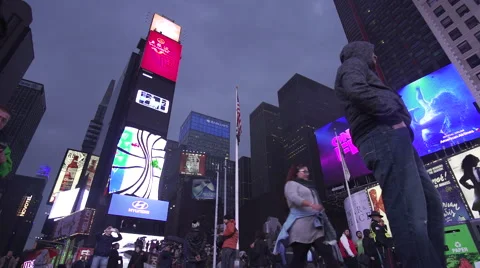 Time Square at Night, Slow Motion, Low Shot and Wide.  Vidéo 58631604