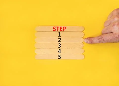 Time to step 2 symbol. Concept word Step 1 2 3 4 5 on wooden sticks. Busine.. Foto stock