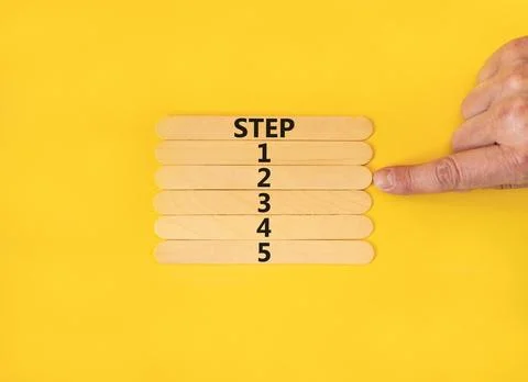 Time to step 2 symbol. Concept word Step 1 2 3 4 5 on wooden sticks. Busine.. Foto stock