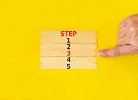 Time to step 3 symbol. Concept word Step 1 2 3 4 5 on wooden sticks. Busine.. Foto stock