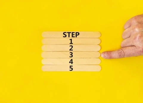 Time to step 3 symbol. Concept word Step 1 2 3 4 5 on wooden sticks. Busine.. Foto stock