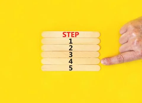 Time to step 4 symbol. Concept word Step 1 2 3 4 5 on wooden sticks. Busine.. Foto stock