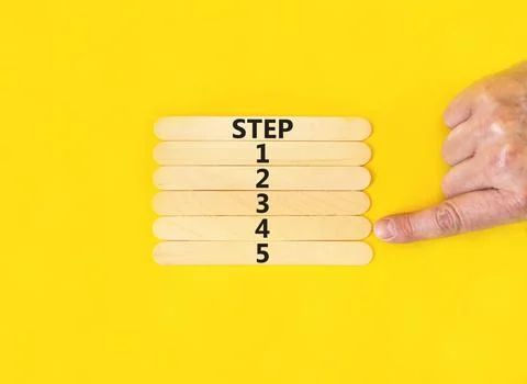 Time to step 4 symbol. Concept word Step 1 2 3 4 5 on wooden sticks. Busine.. Foto stock