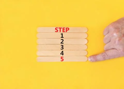 Time to step 5 symbol. Concept word Step 1 2 3 4 5 on wooden sticks. Busine.. Foto stock