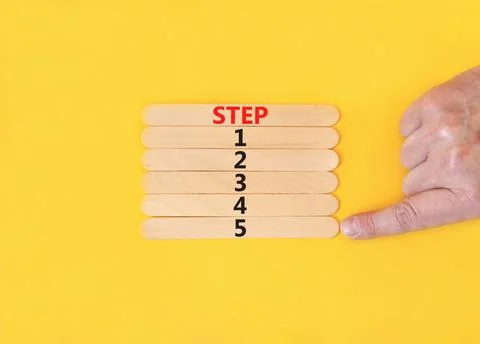 Time to step 5 symbol. Concept word Step 1 2 3 4 5 on wooden sticks. Busine.. Foto stock