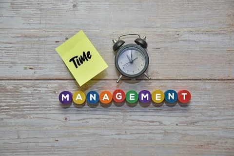 TIME text on sticky note and MANAGEMENT word on colorful wooden blocks Foto stock