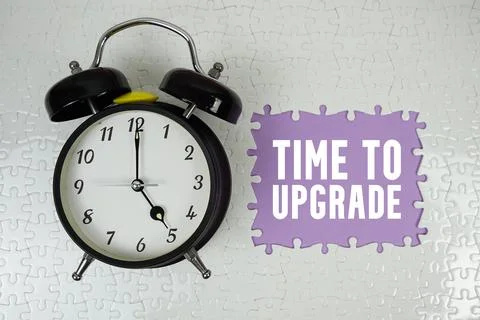 Time To Upgrade text with alarm clock on purple background Stockfoto's