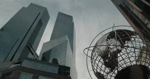 Time Warner Building and Columbus Globe Statue - Establishing Shot Vidéo 152736018