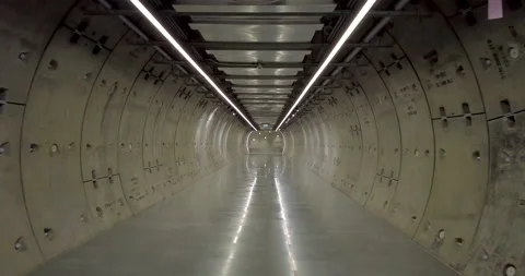 Time warp moving forward and reverse in the underground walking tunnel. Vidéo 158848642