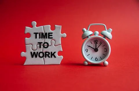 Time to work text on jigsaw puzzle with alarm clock pointing at 10 o'clock. Stockfoto's
