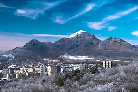 Timeapse with a view of the mountains and clouds moving across the sky Stock Footage 274993449