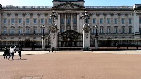 Timelaps of approach to Buckingham Palace and its gates on sunny day Stock Footage 150981198