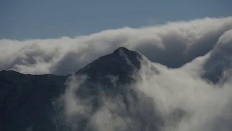 Timelaps of clouds over mountain peak Vidéo 73045235