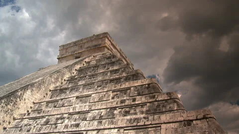 Timelaps - clouds on top of the pyramid of Kukulkan. Video stock 231757753