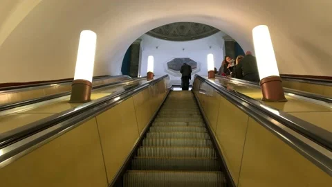 Timelaps goingup on an escalator in moscows metro Vidéo 146911984