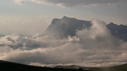 Timelaps. Mountain landscape reveals shifting clouds and sunlight over rocky Vídeos de archivo 341976220
