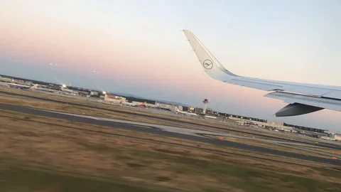 Timelaps : Wing of airplane Video stock 98635755
