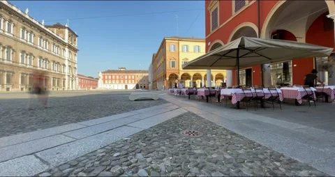 Timelapse 4k of italian square while waiters are setting up table 库存影片 231571939