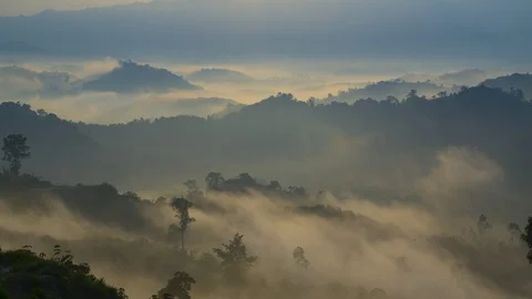 Timelapse 4k of rolling mist on the mountain Stockbeeldmateriaal 96067931