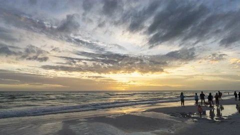 Timelapse in 4k of sunset at Siesta Key beach in Sarasota Florida with people wa Vidéo 146292001