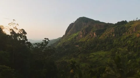 Timelapse 4k zoom out panoramic view at Adams Peak Hiking Adventure in Sri .. Vídeos de archivo 309839946