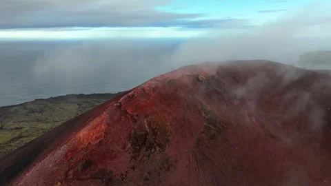 Timelapse aerial drone shot of Eldfell volcano on Iceland, with hikers and ocean Stockbeeldmateriaal 340925485