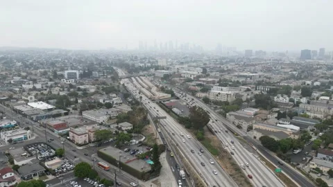 TIMELAPSE AERIAL VIEW 101 FREEWAY LOS ANGELES FOGGY MORNING COLD W Vídeo Stock 203586497
