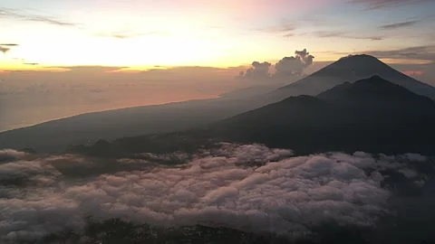 TimeLapse Aerial View: Clouds above Mount Abang and Lake Batur Stockbeeldmateriaal 236313082