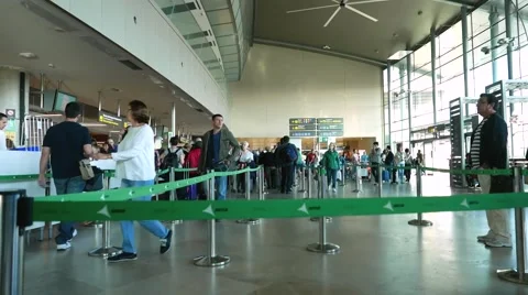 Timelapse of airline passengers checking in at the security line Video stock 63311347