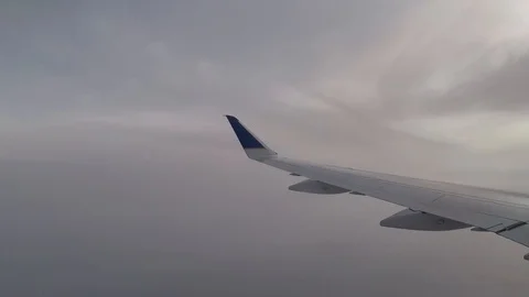 Timelapse of airplane flying though clouds while descending toward the airport. Vídeo Stock 115961247