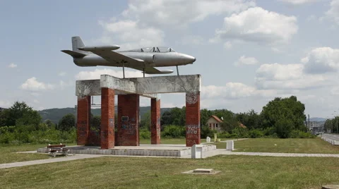 Timelapse. Airplane monument. Clouds over plane. Vídeo Stock 40727748