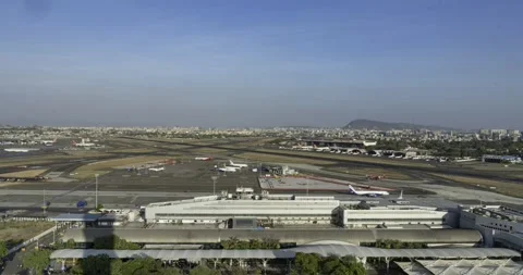 Timelapse of the airplanes seen from the ATC tower of the Mumbai International A 스톡 동영상 243220623