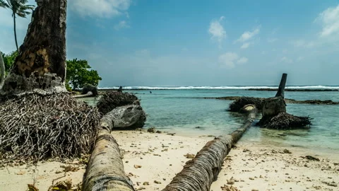 Timelapse of the amazing seaside view at the beach of Maldives Stock-Footage 105437804