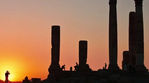Timelapse Amman citadel columns at sunset with visitor silhouettes ancient .. Vídeos de archivo 330386513