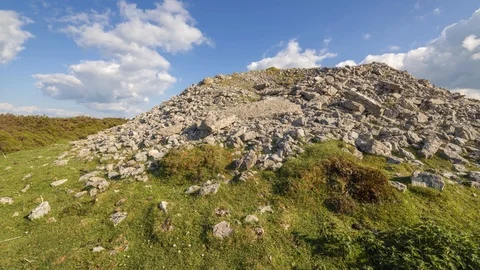 Timelapse of Ancient Prehistoric Tomb Stone Structure with Moving Clouds 動画素材 101098936