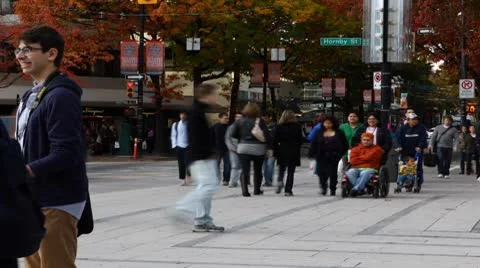 Timelapse anonymous random crowd on street with cars and buses 스톡 동영상 8909904