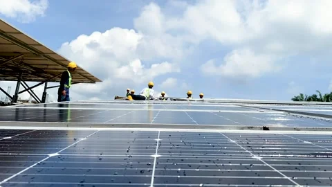 Timelapse asian worker placing solar panel on the frame Stock-Footage 153979652