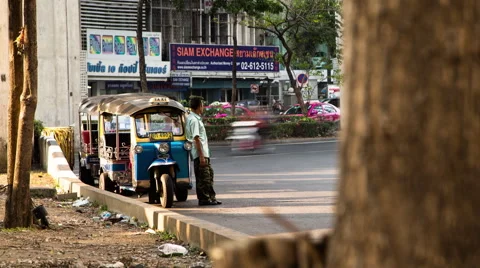 Timelapse of Auto Rickshaws (Tuk Tuk) near Pathumwan Intersection Video stock 48133657