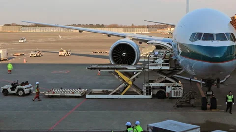 Timelapse of baggage loading to airplane 库存影片 45818816